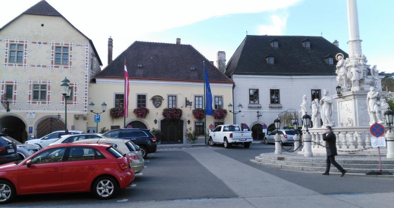 Martkplatz mit Rathaus und Pestsäule in Perchtoldsdorf